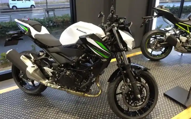 白色的川崎z400你见过吗?