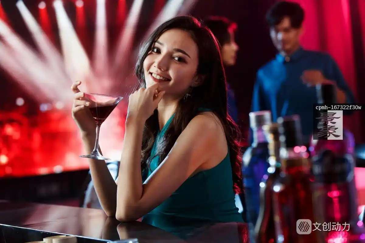 青年女人在酒吧喝酒