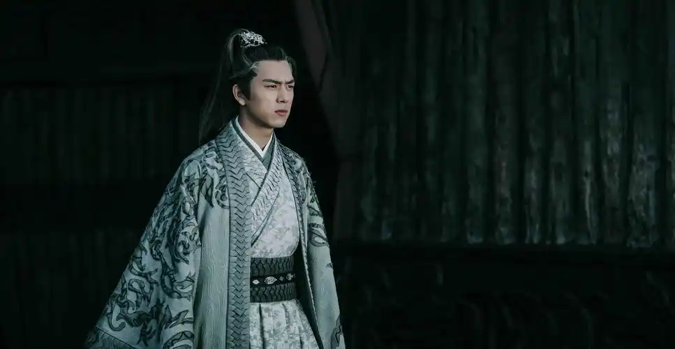 里他饰演狐妖白十三,造型算不上有多少契合他,但也远比《剑王朝》前朝